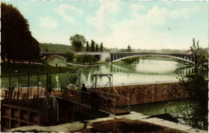 Carte postale ancienne Joinville le Pont - L'Ecluse et les Ponts sur la Marne