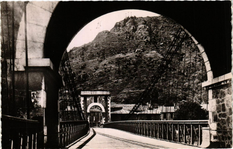 Carte postale ancienne Andancette - Le Pont sur le Rhone et le Belvedere des Trois-Croix à Andancette