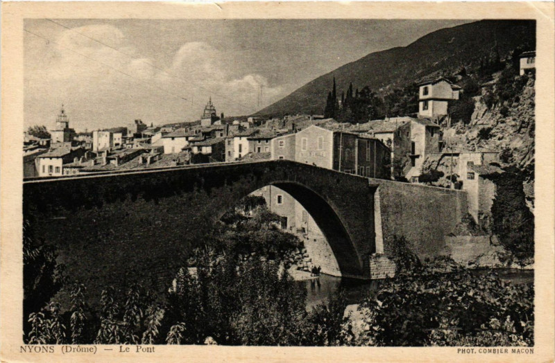 Carte postale ancienne Nyons - Le Pont à Nyons