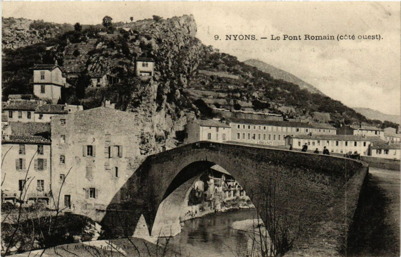 Carte postale ancienne Nyons - Le Pont Romain à Nyons