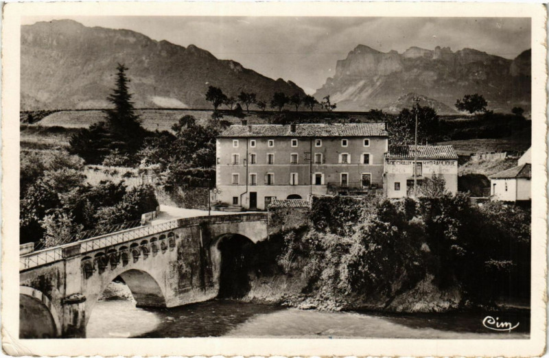 Carte postale ancienne Saillans - Pont de la Drome et Rochecourbe à Saillans
