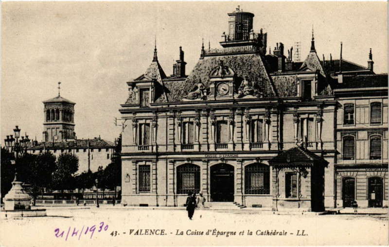 Carte postale ancienne Valence - La Caisse d'Epargne et la Cathedrale à Valence