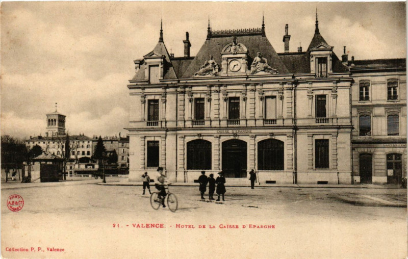 Carte postale ancienne Valence - Hotel de la Caisse d'Epargne à Valence