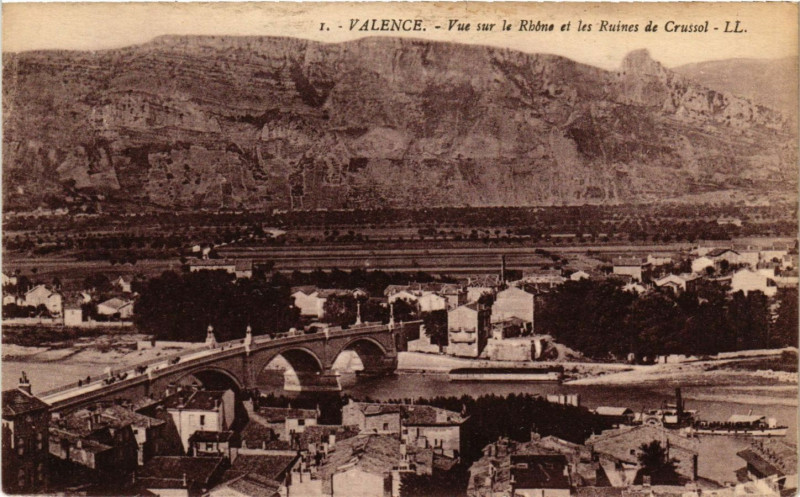 Carte postale ancienne Valence vue sur le Rhone et les Ruines de Crussol à Valence