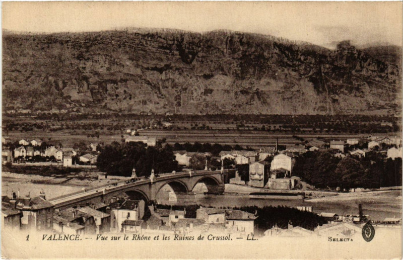 Carte postale ancienne Valence vue sur le Rhone et les Ruines de Crussol à Valence