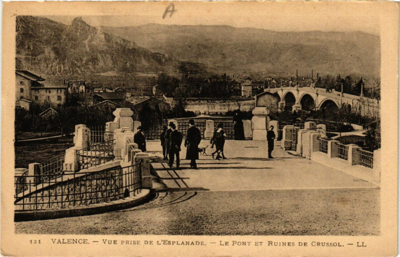 Carte postale ancienne Valence vue prise de l'Esplanade - Le Pont et Ruines de Crussol à Valence