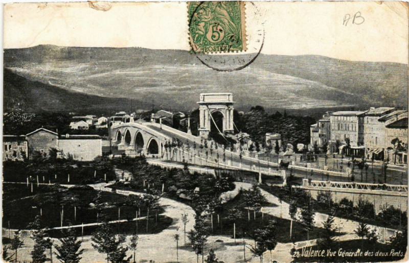 Carte postale ancienne Valence vue générale des deux Ponts à Valence
