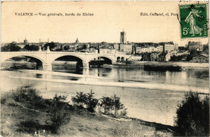 Carte postale ancienne Valence vue générale bords du Rhone à Valence