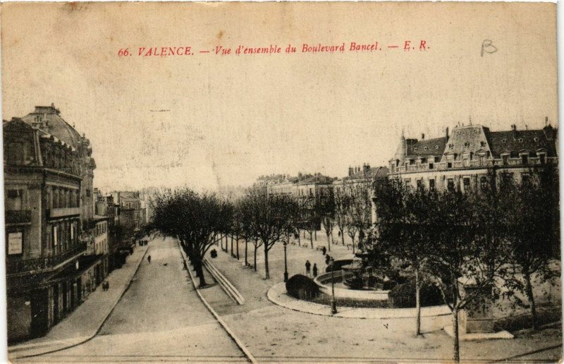 Carte postale ancienne Valence Vue d'ensemble du Boulevard Vancel à Valence