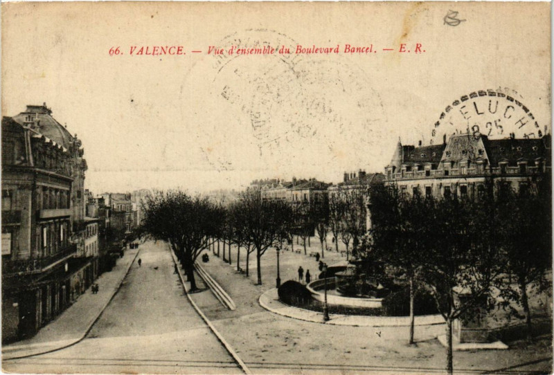 Carte postale ancienne Valence Vue d'ensemble du Boulevard Bancel à Valence
