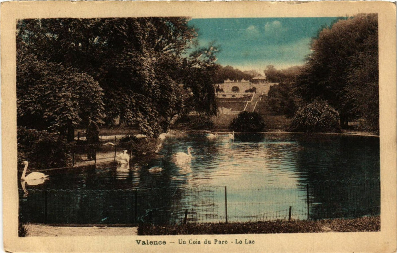 Carte postale ancienne Valence Un coin du Parc le Lac à Valence