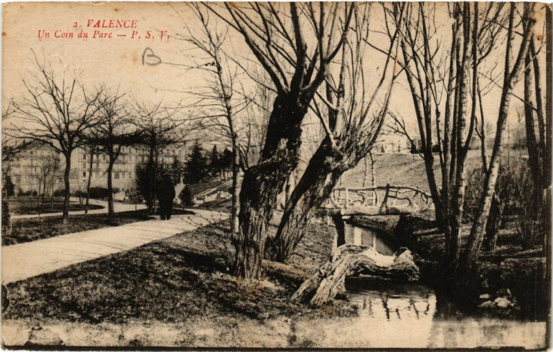 Carte postale ancienne Valence Un coin du Parc à Valence