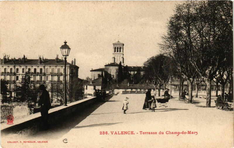 Carte postale ancienne Valence Terrasse du Champ de Mars à Valence