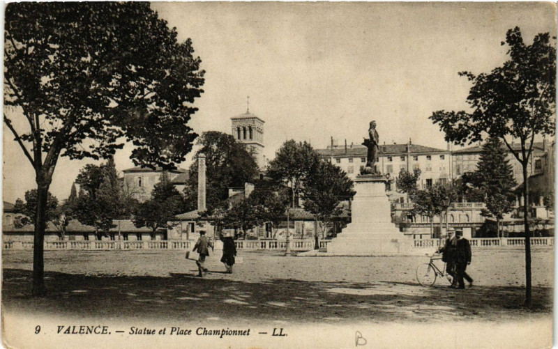 Carte postale ancienne Valence Statue et Place Championnet à Valence