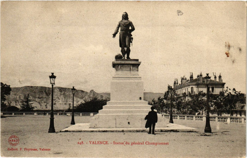Carte postale ancienne Valence Statue du générale Championnet à Valence