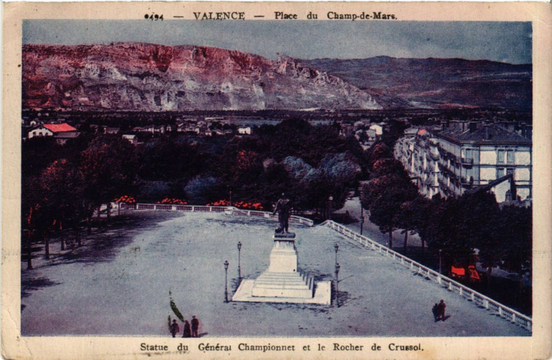 Carte postale ancienne Valence Statue du General Championnet et le Rocher de Crussol à Valence