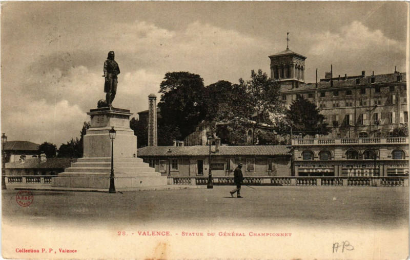 Carte postale ancienne Valence Statue du General Championnet à Valence