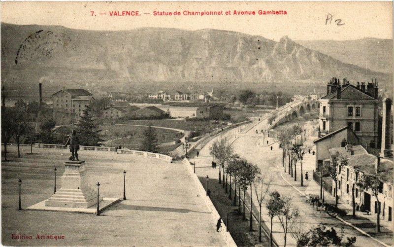 Carte postale ancienne Valence Statue de Championnet et Avenue Gambetta à Valence