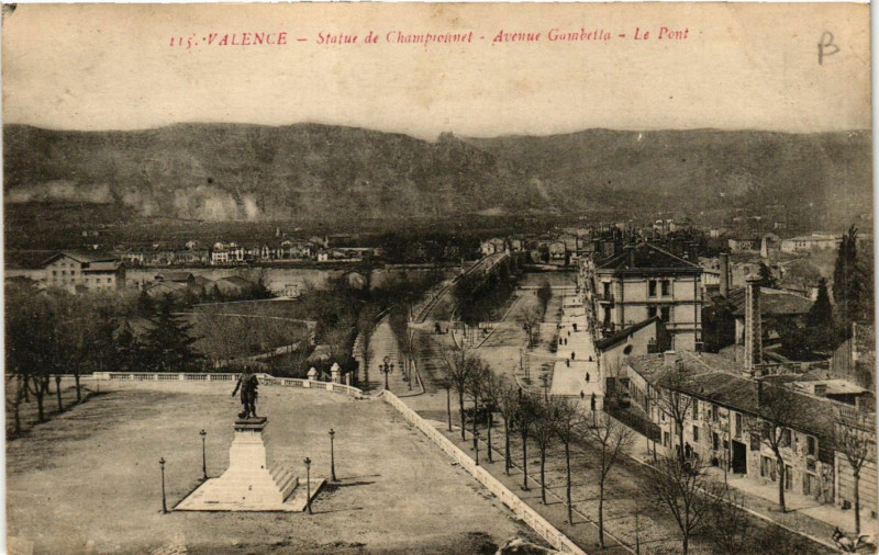 Carte postale ancienne Valence Statue de Championnet Avenue Gambetta - Le Pont à Valence
