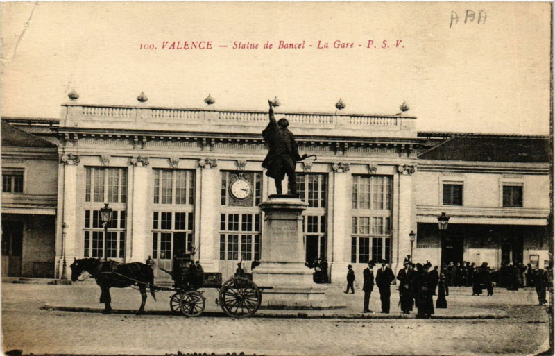 Carte postale ancienne Valence Statue de Blancel La Gare à Valence