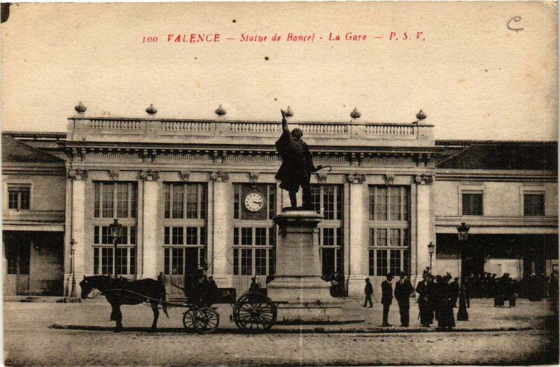 Carte postale ancienne Valence Statue de Bancel La Gare à Valence
