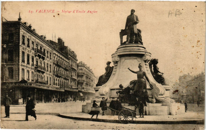 Carte postale ancienne Valence Statue d'Emile Augier à Valence