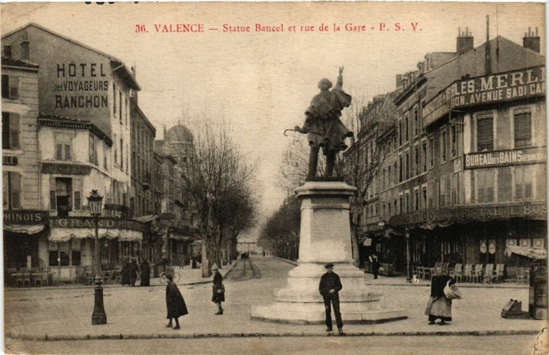 Carte postale ancienne Valence Statue Bancel et rue de la Gare à Valence