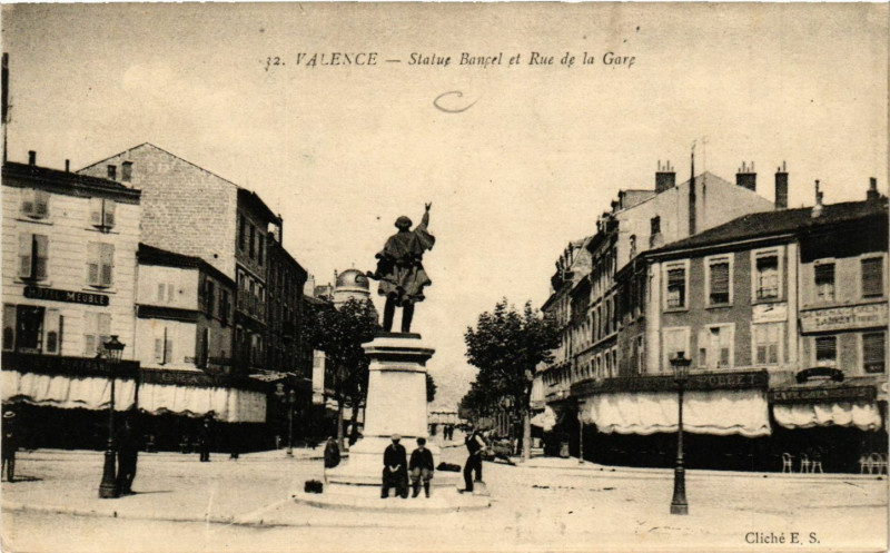 Carte postale ancienne Valence Statue Bancel et Rue de la Gare à Valence