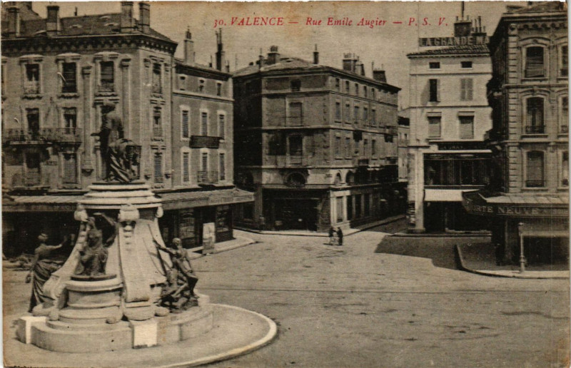 Carte postale ancienne Valence Rue Emile Augier à Valence