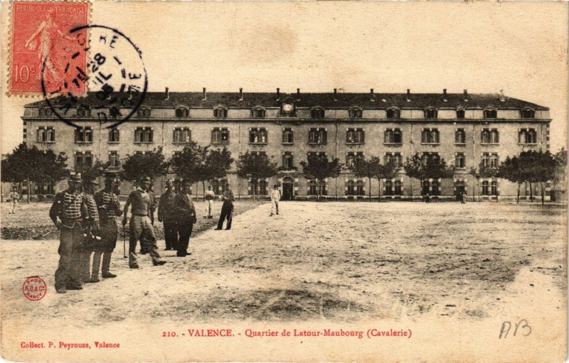 Carte postale ancienne Valence Quartier de Latour-Maubourg Cavalerie à Valence