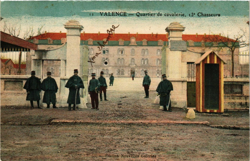 Carte postale ancienne Valence Quartier de cavalerie 13e Chasseurs à Valence