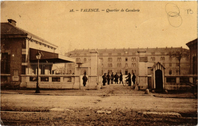 Carte postale ancienne Valence Quartier de Cavalerie à Valence