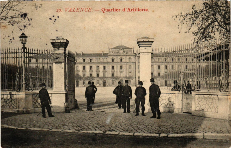 Carte postale ancienne Valence Quartier d'Artillerie à Valence