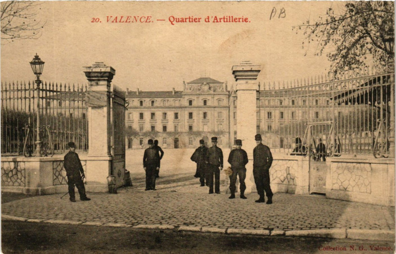 Carte postale ancienne Valence Quartier d'Artillerie à Valence