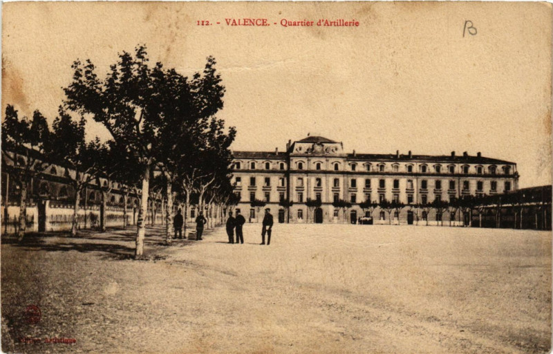 Carte postale ancienne Valence Quartier d'Artillerie à Valence