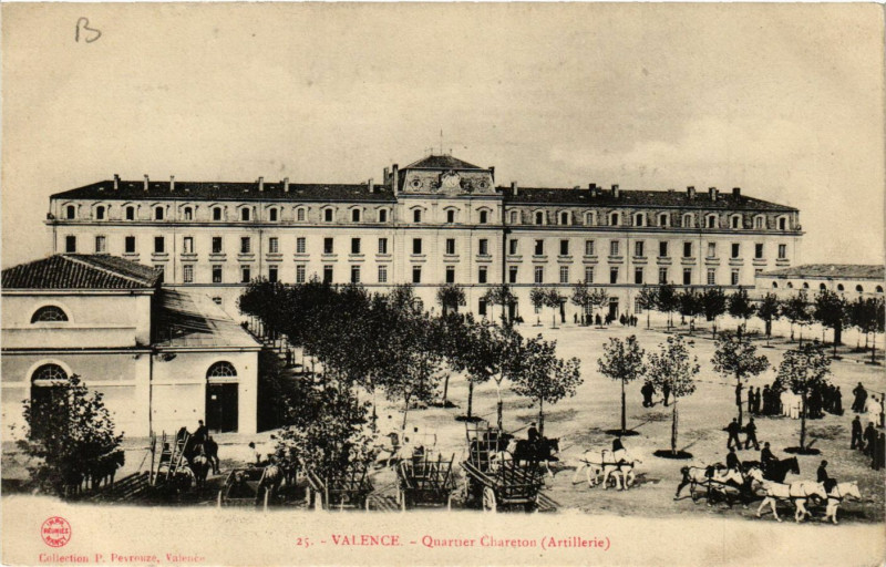 Carte postale ancienne Valence Quartier Chareton Artillerie à Valence