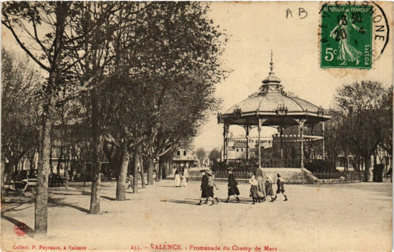 Carte postale ancienne Valence Promenade du Champ de Mars à Valence