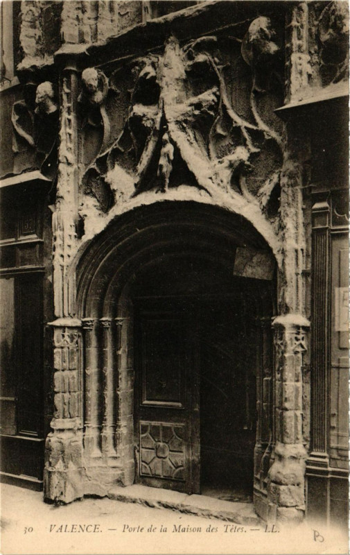Carte postale ancienne Valence porte de la Maison des Tetes ` à Valence