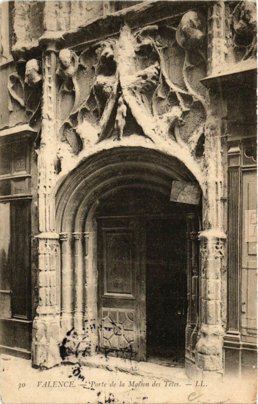 Carte postale ancienne Valence porte de la Maison des Tetes à Valence