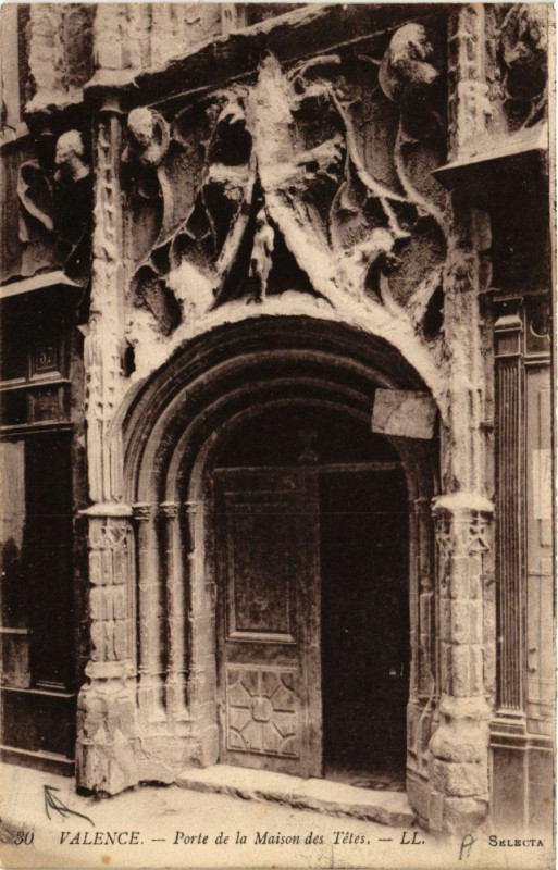 Carte postale ancienne Valence Porte de la Maison des Tetes à Valence