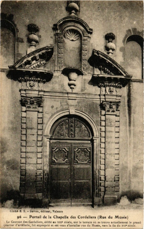 Carte postale ancienne Valence Portail de La Chapelle des Cordeliers. Rue du Musée à Valence