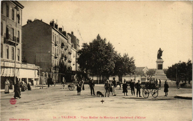 Carte postale ancienne Valence Place Madier-Montjau et boulevard d'Alsace à Valence