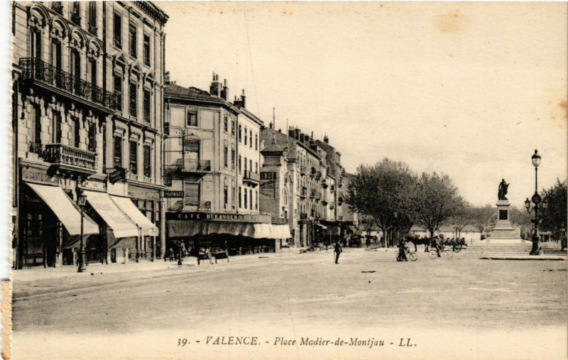 Carte postale ancienne Valence Place Madier-de-Montjau ` à Valence