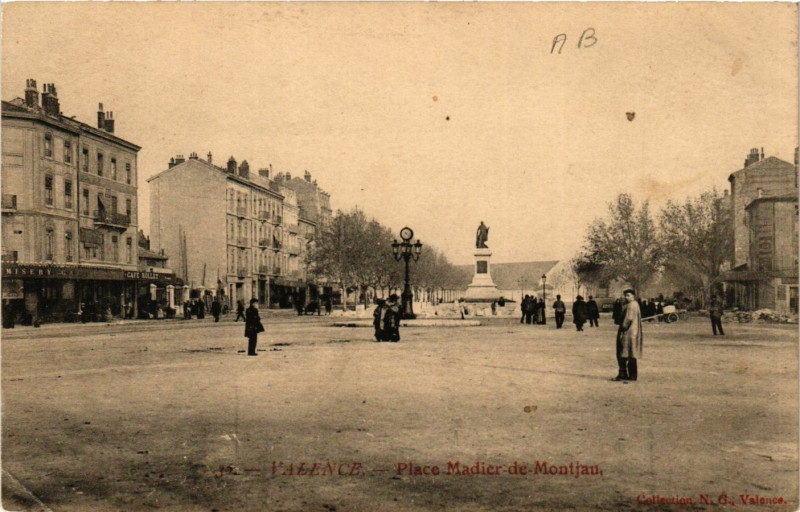 Carte postale ancienne Valence Place Madier-de-Montjau à Valence
