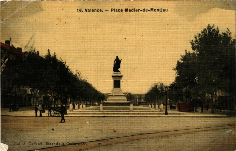 Carte postale ancienne Valence Place Madier-de-Montjau à Valence
