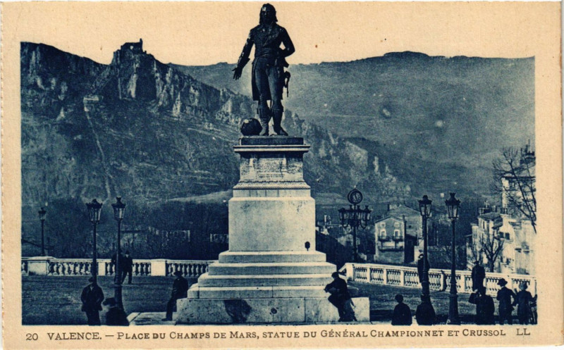 Carte postale ancienne Valence Place du Champ de Mars Statue du générale Champinnet à Valence