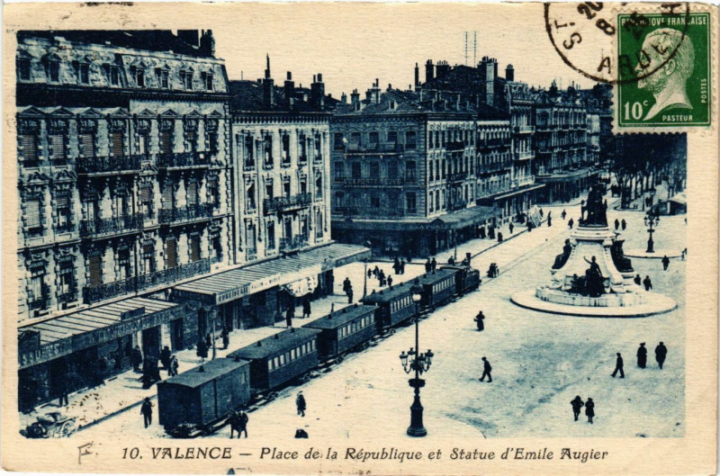 Carte postale ancienne Valence Place de la Republique et Statue d'Emile Augier à Valence