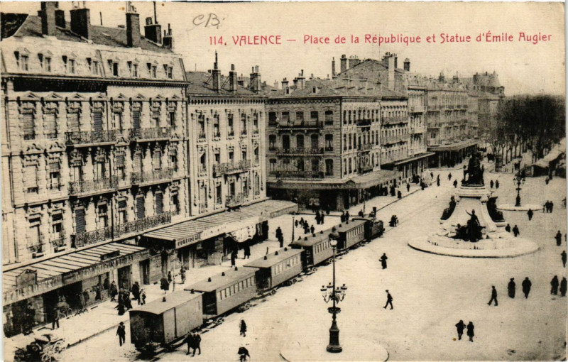 Carte postale ancienne Valence Place de la Republique et Statue d'Emile Augier à Valence