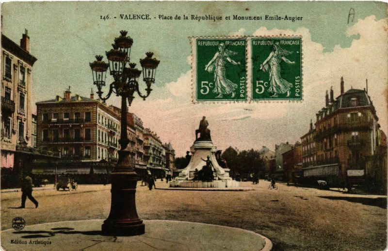 Carte postale ancienne Valence Place de la Republique et Monument Emile Augier à Valence