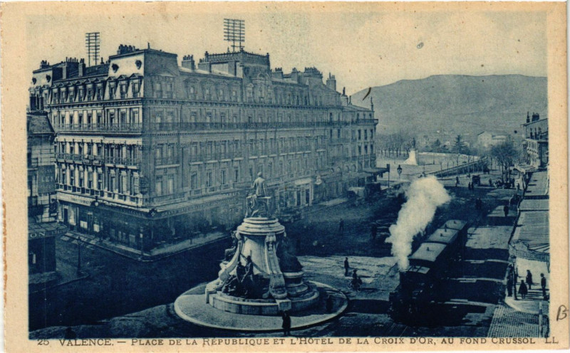 Carte postale ancienne Valence Place de la Republique et l'Hotel de la Croix d'Or à Valence